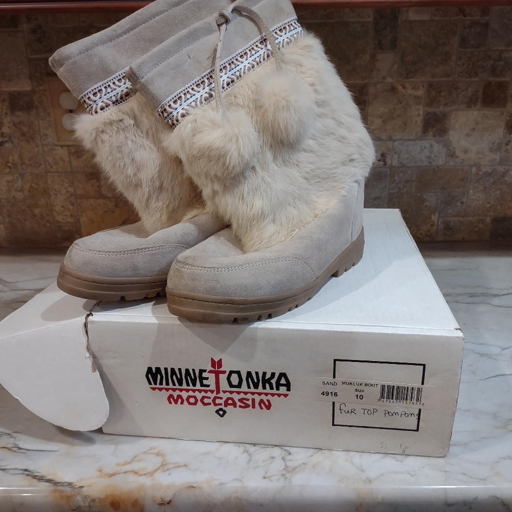 Minnetonka Moccasin Mukluk Boots Sand/Rabbit Fur size 10